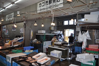 カゴ市鮮魚店